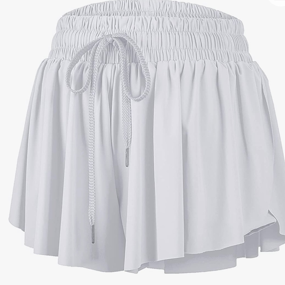 Never worn, white, preppy, cute running sports float shorts (size small)